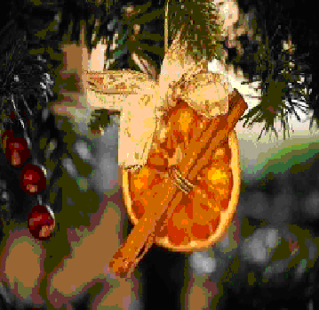 Засушенный ломтик апельсина скрепите с палочкой корицы, сделайте петельку – и игрушка готова